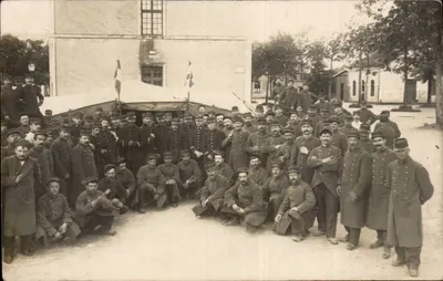 Groupe de soldats — Camp militaire — Châteauneuf-sur-Loire, 1912