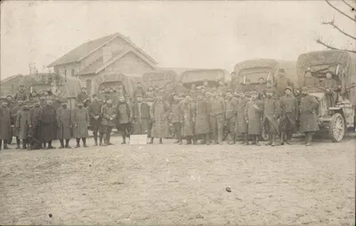Groupe de soldats avec véhicules militaires — éditeur non identifié