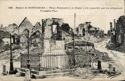 Ruínas de MONTDIDIER — Place Parmentier, a Estátua foi levada pelos Alemães — La Sonne