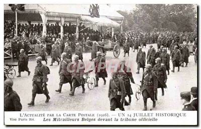 Les Mitrailleurs Belges devant la tribune officielle — L'Actualité par la Carte Postale (1916) — Visé Paris 353
