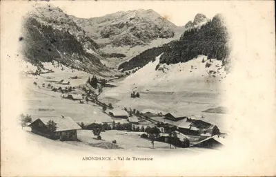 Abondance - Val de Tavaneuse — vista de montanha nevada com aldeia