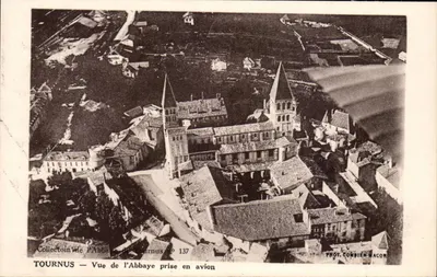 Tournus — Vista da Abadia tirada de avião — Fot. Combier Wacon n°137
