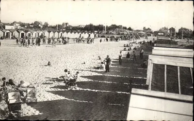 Praia movimentada — Cabines de praia e banhistas — RIVA-BELLA — Cenas de Praia