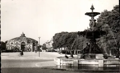 Troyes - Le cirque et la fontaine de la cigogne — Éditions André Leconte
