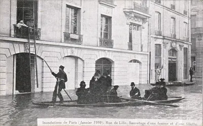 Inondations de Paris (Janvier 1910). Rue de Lille. Sauvetage d'une femme et d'une fillette — Éditeur non identifié