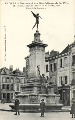 Troyes — Monument des Bienfaiteurs de la Ville — M. Vermot, architecte — Statues de M. Briden, 1900 — Place de la Bonneterie