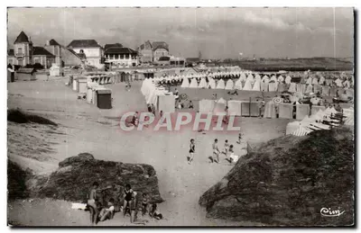 Croix-de-Vie — praia animada com tendas e edifícios — Cim
