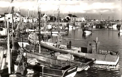 Porto de Croix-de-Vie — Vista do porto com barcos — Éditions Gaby