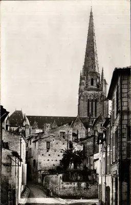Fontenay-le-Comte — Igreja de Nossa Senhora com sua agulha gótica — Éditions Artistiques Raymond Bergevin