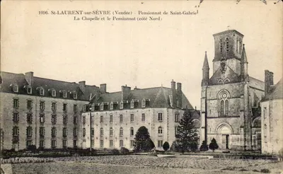 St-Laurent-sur-Sèvre (Vendée) - Szkoła panny Świętego Gabriela - Krypta i szkoła (strona północna)