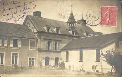 Igreja e edifícios de um vilarejo — editor Union Postale Universelle, número de série não visível