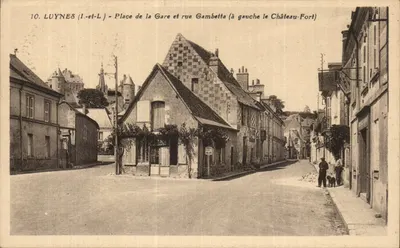 Luynes (I.-et-L.) - Place de la Gare e rue Gambetta (à esquerda o Château-Fort)