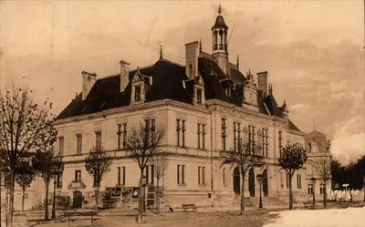 Hôtel de Ville de Saint-Jean-d'Angély — vista geral — Éditions Artistiques Raymond Bergevin