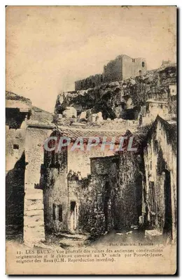 लेस बॉउ - पुराने शासकीय निर्माणों के अवशेषों और 10वीं शताब्दी में पॉन्स-ले-जुनियर द्वारा बनाए गए किले का व्यापक दृश्य