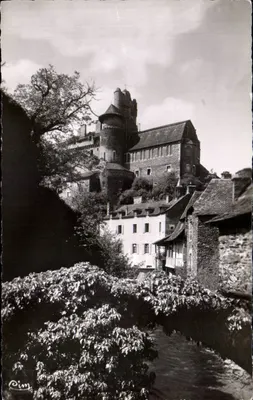 Estaining (Aveyron) — A Vista do Castelo da Coussane — Foto Gobrier Mason