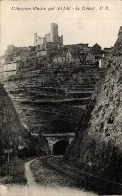 Najac - O Tunel — vista do castelo nas alturas — L'Aveyron Illustré 498