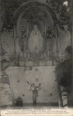 Loubiande (Deux-Sèvres) — Interior da Capela de Nossa Senhora — detalhe curioso da estátua da Virgem (1862)