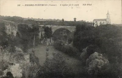 Pierre-Perthuis (Yonne) — A Igreja e o Ponte — ND Phot