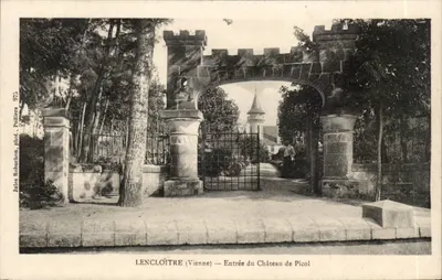LENCLÔTRE (Vienne) — Entrada do Castelo de Picol