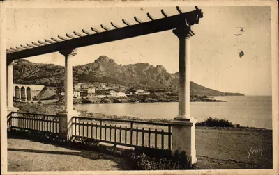 O Cap Roux — vista de um balcão com colunas — Les Éditions d'Art Yvonne Roux, n° 17