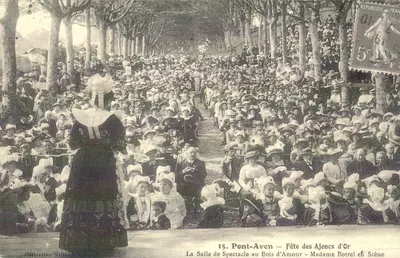 REPRODUÇÃO Pont Aven Fêtes des ajoncs d'or A sala de espetáculos no bosque de M. Madame Borel no palco