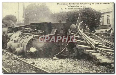 REPRODUÇÃO Derailamento do expresso de Cherbourg na estação de Bernay A locomotiva sob a via Trem