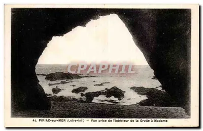 Piriac-sur-Mer (Loire-Inf.) — Vista tirada do interior da Grotte à Madame — F. Chapeau, editor