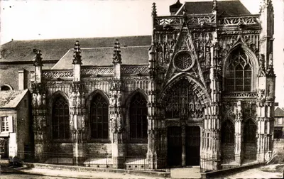 Igreja de São Etienne de Caumont-l'Éventé — fachada gótica ornada — C.P. Paris