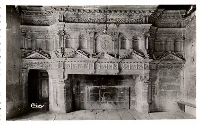 Gordes (Vaucluse) — Lareira Renascentista, Sala do Castelo (1541) — Foto Cosnier