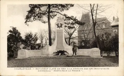 Charleville — Monument erguido em 1921 em homenagem aos 106 professores ardennais mortos pela França — editor Neudets Réims
