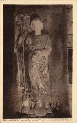 Igreja de São Savin sur Gartempe (Vienne) — Estátua de Anjo do Século XIII