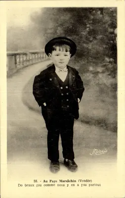 Klein kind in kleding — Pays Maralchin (Vendée) — J. Nozais, Nantes