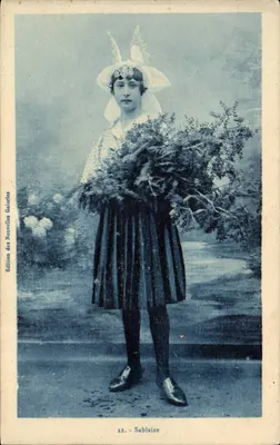 Jonge vrouw in traditioneel kleding — Sablaïse — Uitgave van de Nieuwe Galerijen, n°22