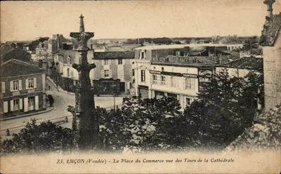 Luçon (Vendée) — A Praça do Comércio vista das Torres da Catedral — Arnaud e Nozais, Nantes