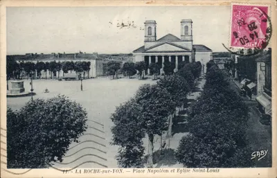 LA ROCHE-sur-YON — Praça Napoléon e Igreja de São Luís — Saby