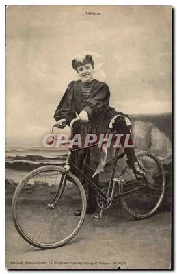 Mulher em bicicleta — Sablaise — Amiand, editor de fotos, La Roche-sur-Yon-Les Sables-d'Olonne - N° 4070