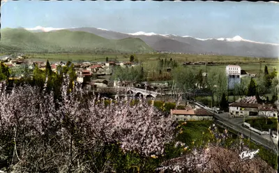 Environs de Saint-Gaudens — A Planície de Valentine e a Cadeia dos Pirineus à direita — As Edições Théoujac