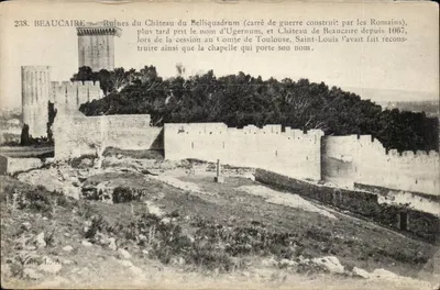 Beaucaire — Ruínas do Castelo de Belliquadrum (castelo de guerra romano, posteriormente Castelo de Beaucaire desde 1067)