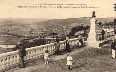 Esplanada da Barre e Monumento a Jacques de Maleville em Domme — P.D.S. A Dordogne Pittoresca