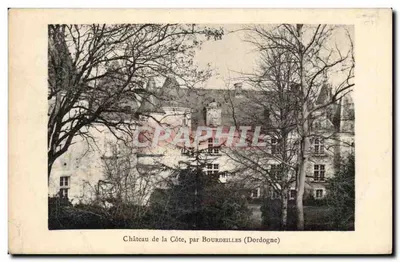 Castelo da Côte, por Bourdeilles (Dordogne) — vista do castelo cercado por árvores — editor não visível