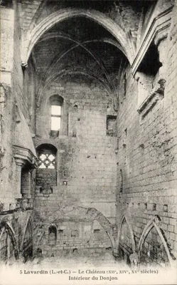 Lavardin (L.-et-C.) — Interior do Donjon — O Castelo (séculos XII, XIV e XV)