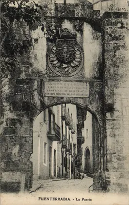 Fuenterrabia - A Porta — porta de entrada com brasão e inscrição — editor Union Universal de Correos