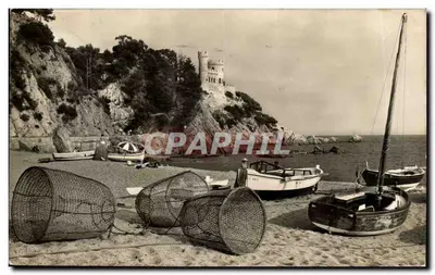 Plage de Playa Bernat — vue du château sur la colline — éditeur LAMBSA-Bernat