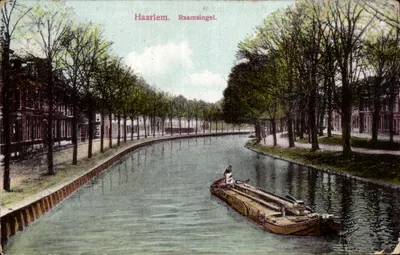 Haarlem. Raamsingel. — Canal cercado de árvores e barco — J. H. Schäder, Amsterdam, n°107