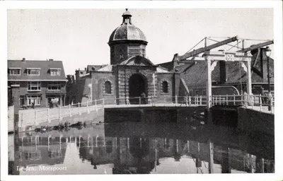Leiden. Morspoort — porta de canal com torre com cúpula — editor HEMA