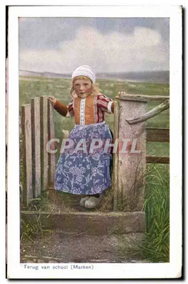 Menina em traje tradicional — Terug van school (Marken) — D.B.M. 42