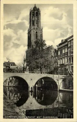 Utrecht. Oude Gracht met Gaardbrug — Torre da Igreja de São Paulo