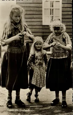 Three young girls in traditional attire — Marken (Holland) — J. Ros, Amsterdam
