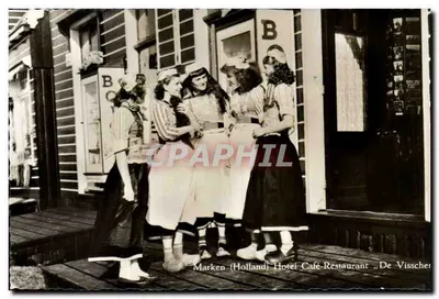 Marken (Holanda) — Grupo de mulheres em traje tradicional fora do Hotel Café-Restaurant „De Visscher“ — 257