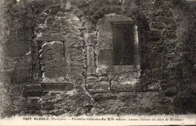 Blesle (Haute-Loire) — Janela romana do século XII (Antigo Castelo dos duques de Mercœur)